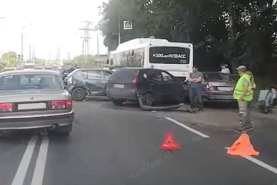 В Кемерове человек пострадал в массовом ДТП с автобусом. Кадр: Регион-42 Кемерово / «ВКонтакте»