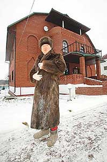 Дача в Дарьине, по рублево-успенским меркам, - скромная: всего-то три этажа и подвал. Особняк- 800 м2, участок- 50 соток.