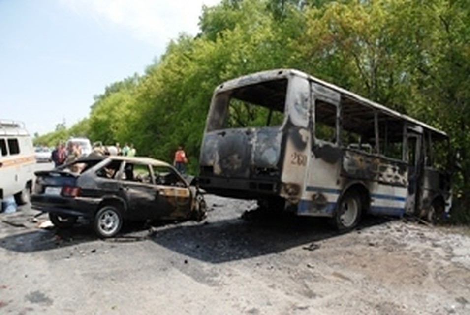 ВАЗ 2114 врезался в бензобак автобуса.