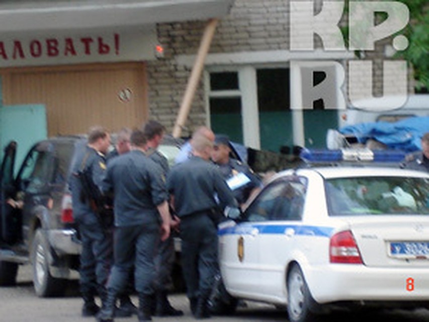 Милиция продолжает разыскивать бандитов. Пока безуспешно.