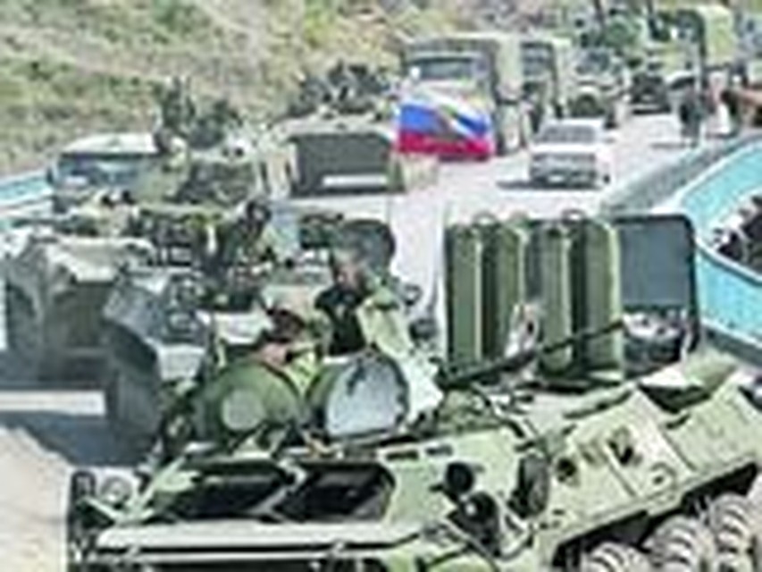 Колонна российской боевой техники движется навстречу войне. Через полчаса она попадет под обстрел.
