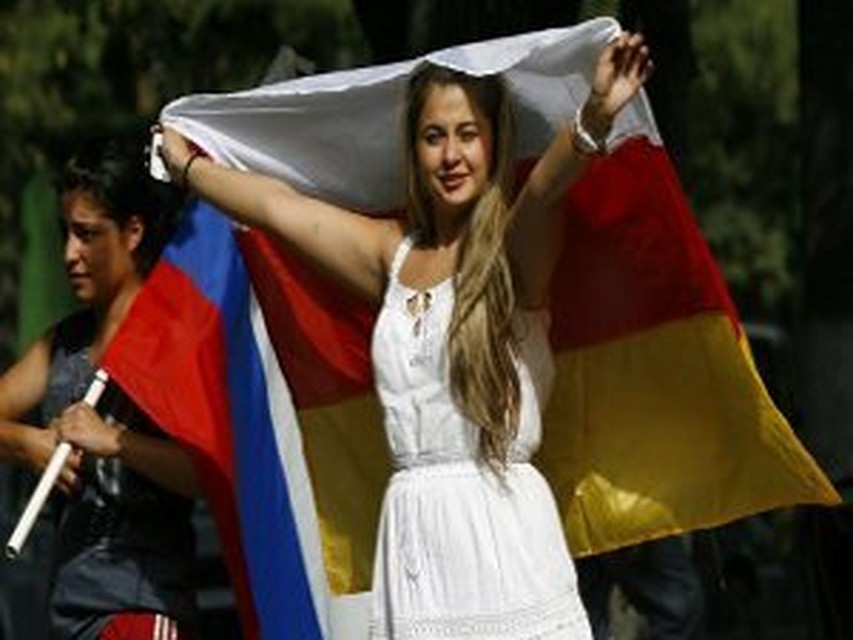 Осетинские девушки с флагами Южной Осетии и России