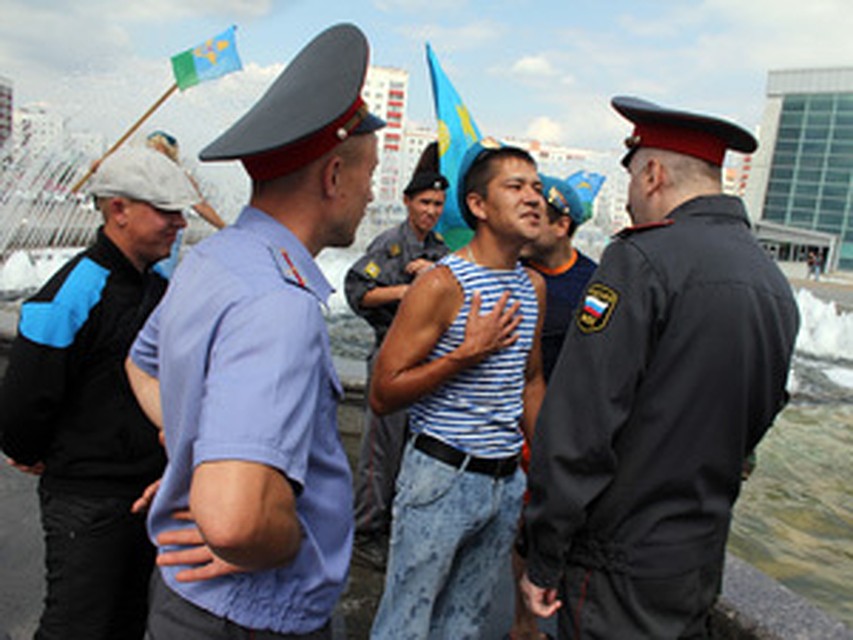 В фонтанах ВДВ-шникам разрешили только сфотографироваться, а потом попросили веселиться в другом месте