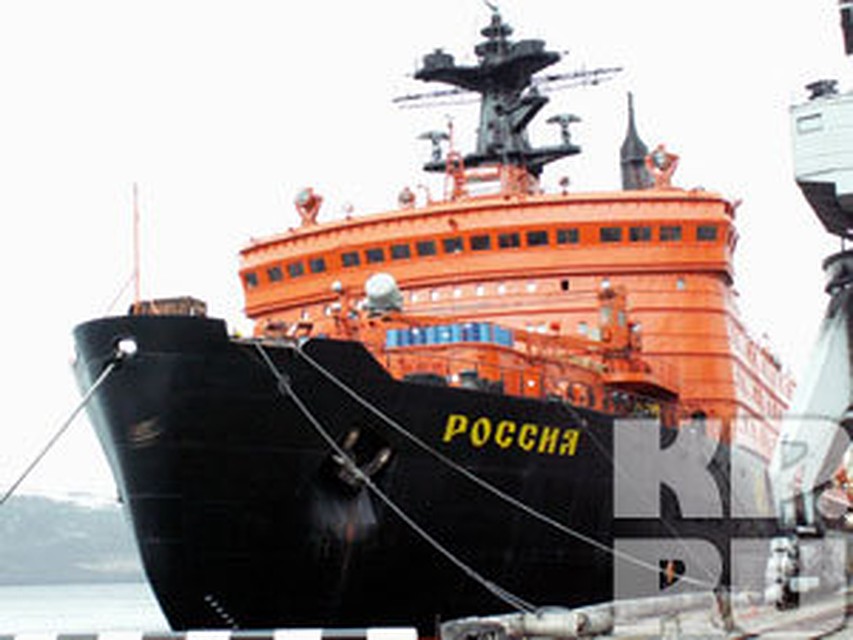 Атомоход "Россия" регулярно отправляется на Северный полюс снимать со льдины дрейфующую станцию.