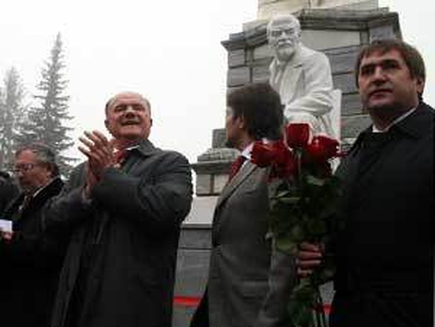 Открыть памятник приехал лидер коммунистов Геннадий Зюганов