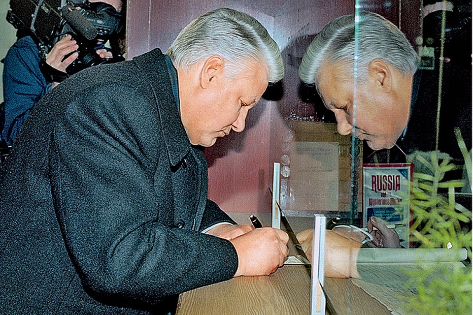 Исторический кадр: гражданин России Борис Ельцин получает свой кровный ваучер. Интересно, он тоже распорядился им бездарно или получил-таки свою долю госсобственности?...