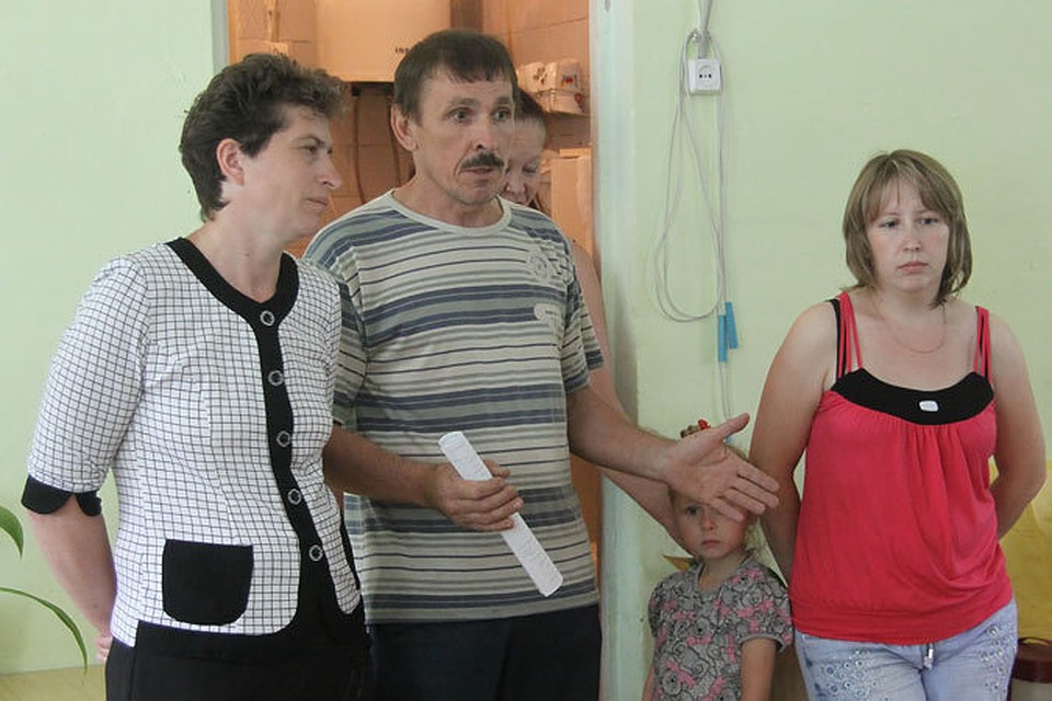 Как ни защищали родители и коллеги Елену Басханову (слева), суд приговорил ее к 100 часам общественных работ.