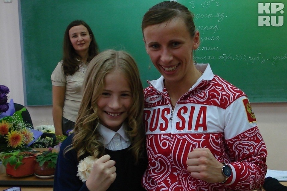 Елена Савельева сфотографировалась со всеми желающими и раздала автографы
