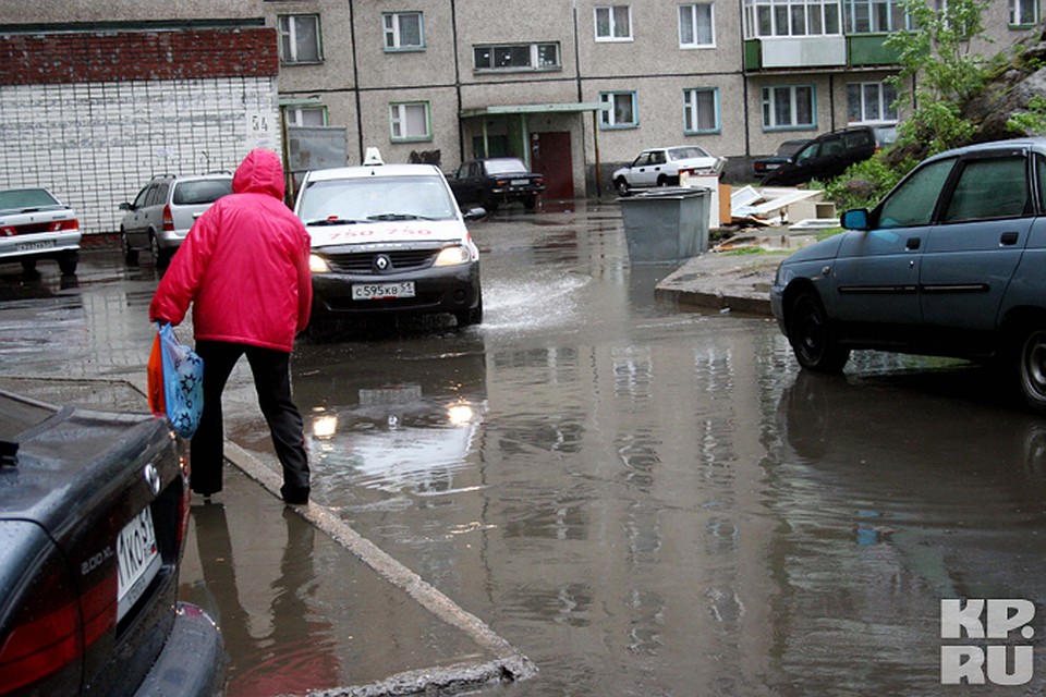 Сегодня и завтра северянам лучше тепло одеваться и носить с собой зонты.
