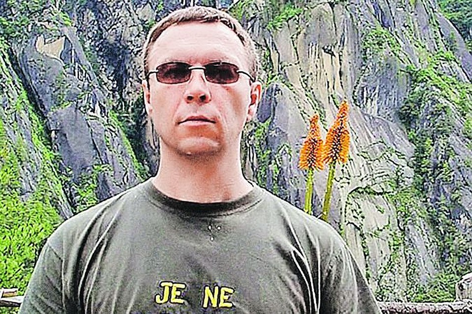 «Я не жалею ни о чем», - написано на майке у именинника, презревшего суету ради творчества.
