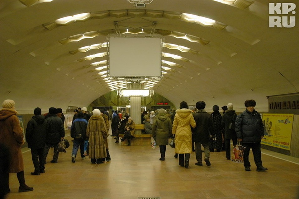 В ночь с 31 декабря на 1 января жители и гости третьей столицы смогут ездить на метро до часу ночи.