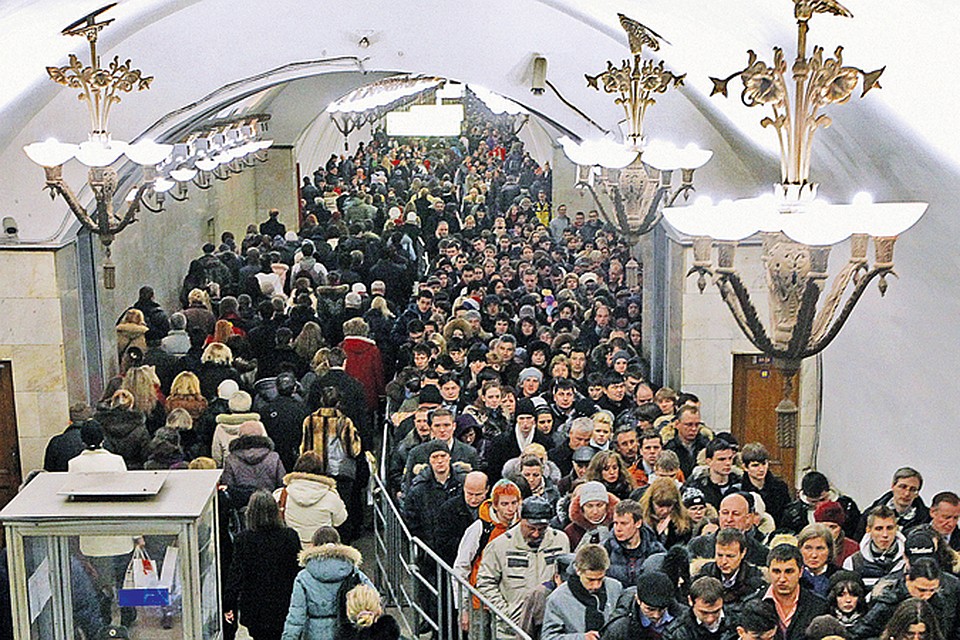 С введением новых проездных городские власти надеются избавить метро хотя бы от очередей к кассам.