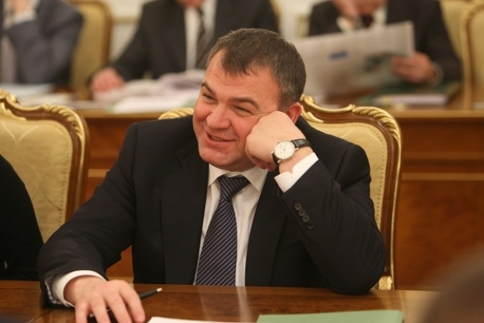 Как Сердюков умудрился за 5 лет дорасти до полковника, если только в звании капитана запаса он обязан был ходить 4 года, а в звании майора еще 5 лет, остается загадкой