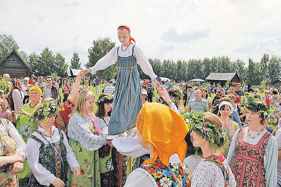 В минувшее воскресенье в Суздале отмечали Троицу. На фото - обряд «вождения колоска» - девочка идет по скрещенным рукам, срывает колос в поле и бросает его в церковь, чтобы был хороший урожай. Этот обряд восходит к временам, когда предки русских еще были язычниками.