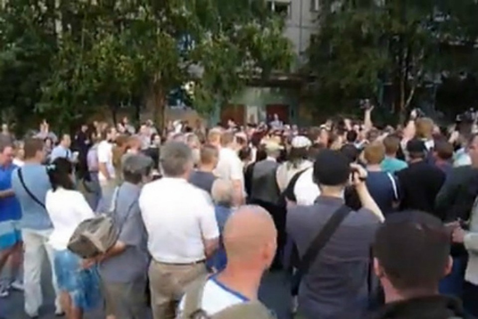 Народный сход собрал сотню человек.