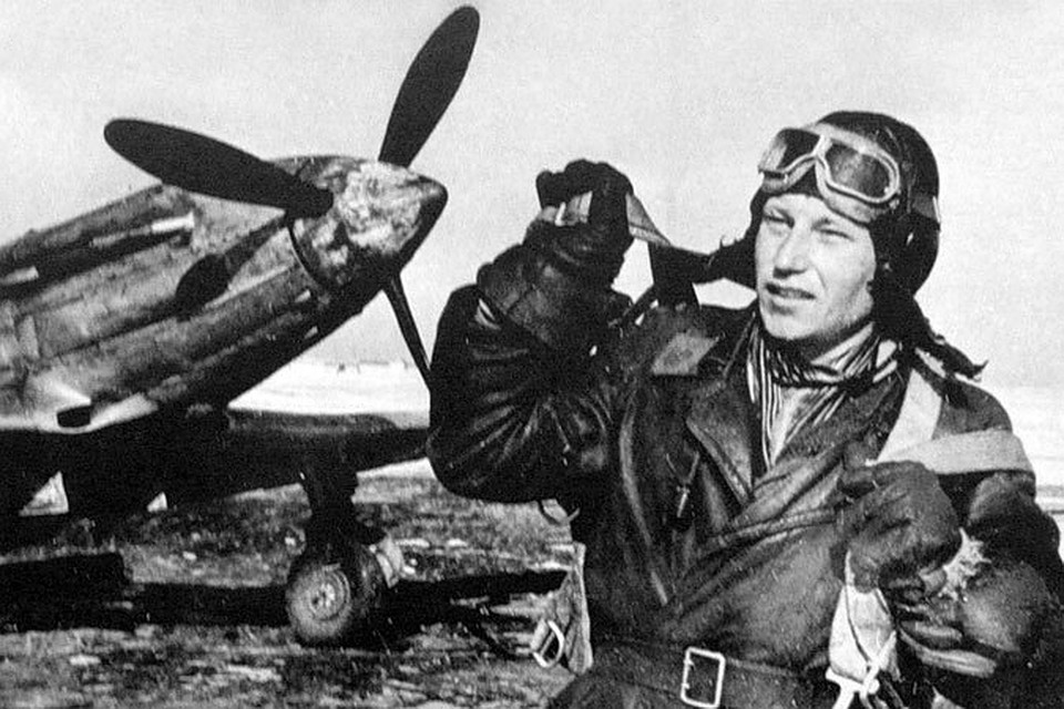 Советский летчик-ас Александр Покрышкин.