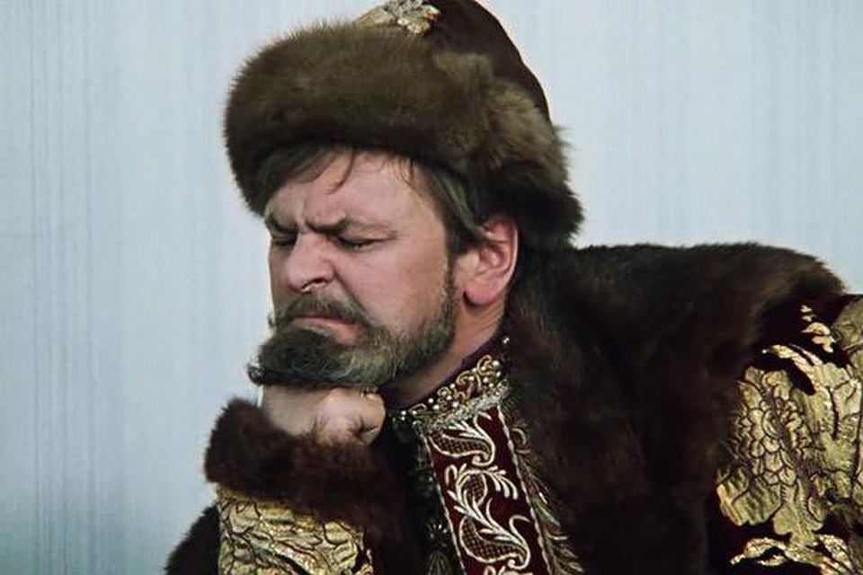 В фильме "Иван Васильевич меняет профессию" Юрий Яковлев сыграл сразу две роли - царь Иван Грозный, управдом Иван Васильевич Бунша.