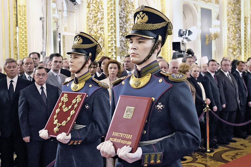 Главные символы власти главы государства - знак Президента и специальное издание Основного Закона страны. На нем приносят присягу, вступая на пост.
