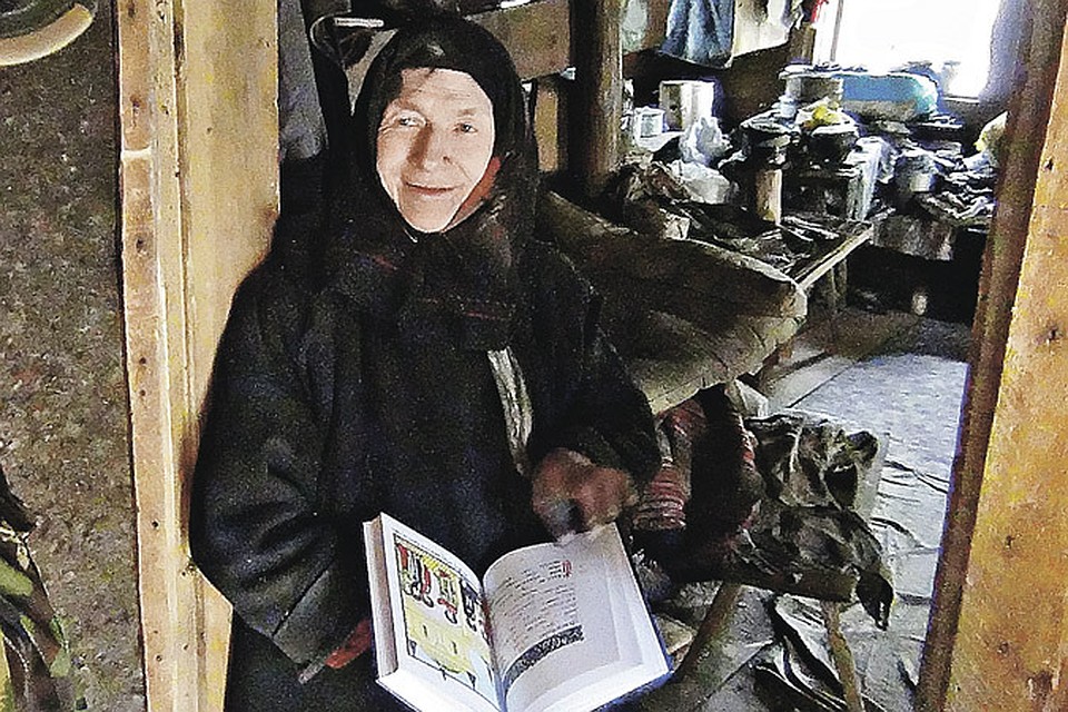 Агафья рада гостям. Подарки принимает охотно. Но вот только покинуть насиженное место отказывается наотрез.