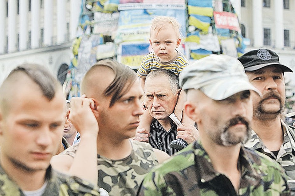 Эти снимки сделаны в один день, 1 июня, в День защиты детей. Первый - на майдане в Киеве.