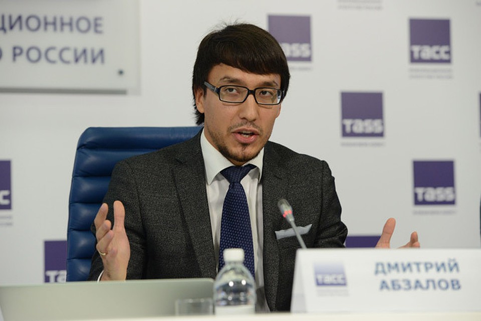 В докладе Дмитрий Абзалов акцентирует внимание на укреплении внутренних институтов и активной внешней политике России при Владимире Путине.