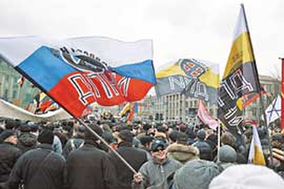 Эмблема на флагах «самых новых русских» вызывает тревожные ассоциации.