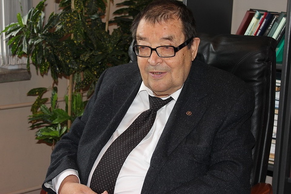 Академик РАН В.Е. Накоряков.