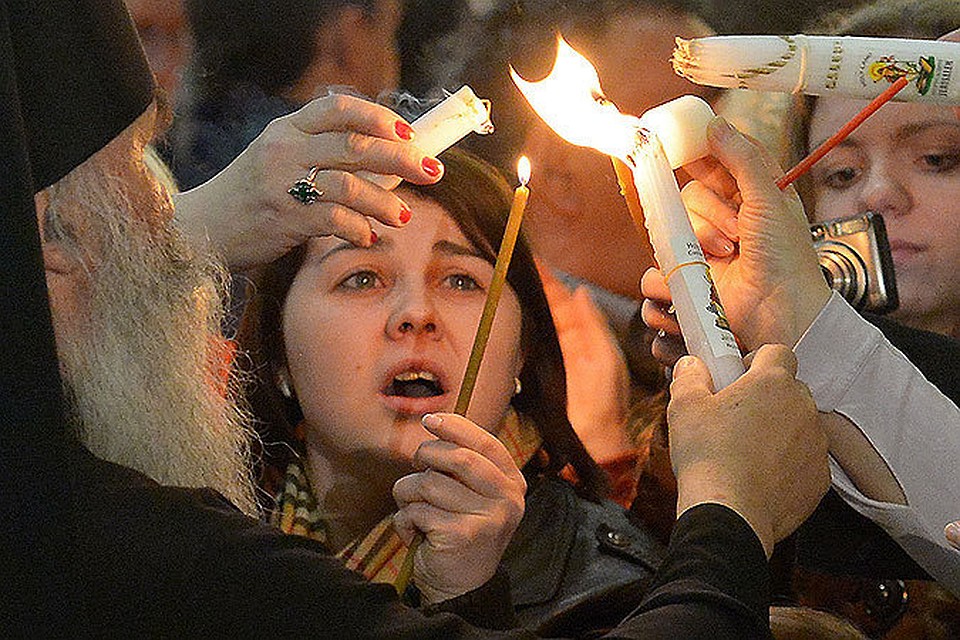У храма Гроба Господня в Иерусалиме собрались десятки тысяч паломников