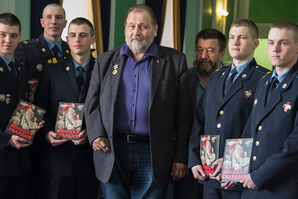Всем военнослужащим Президентского полка, увольняющимся в запас, были вручены экземпляры переизданного романа Александра Фадеева «Молодая гвардия».
автор. Фото: Алан КАСОЕВ
