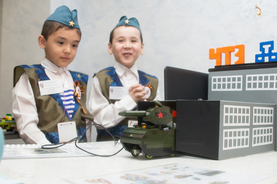 Дошколята собрали танк с программным управлением