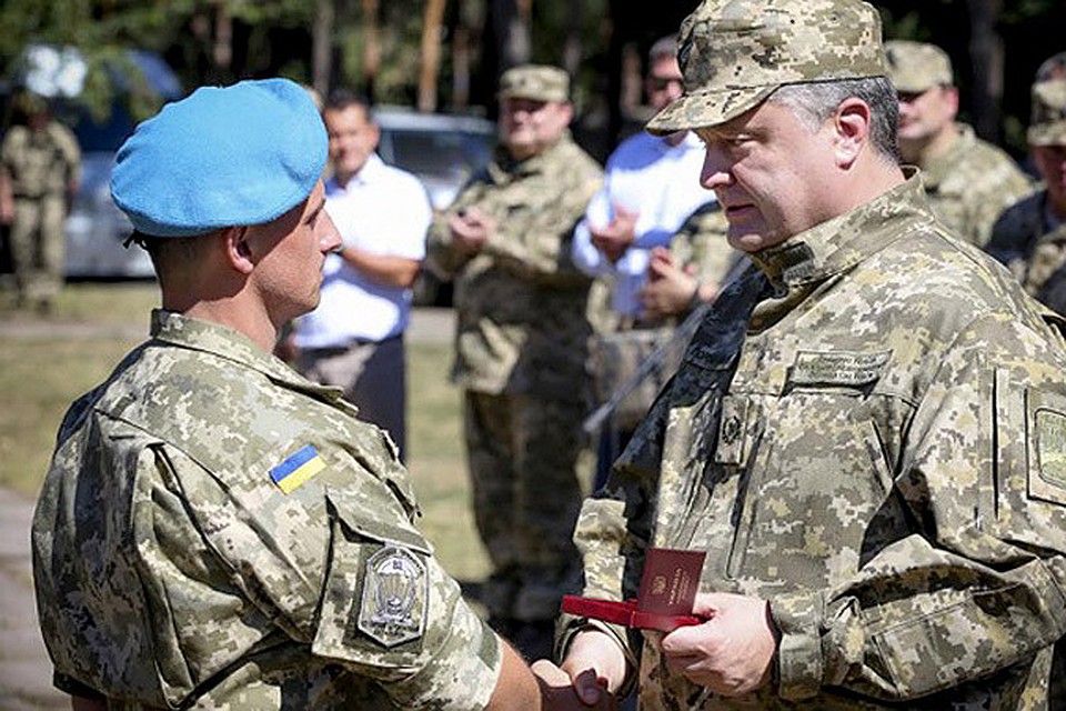 Президент Украины Петр Порошенко наградил орденом Богдана Хмельницкого III степени старшего лейтенанта Вооруженных сил Украины Марьяна Рака. Фото: Фейсбук Петра Порошенко