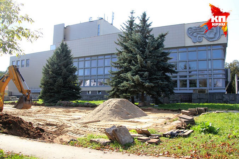 Возле нижегородского ТЮЗа развернулось строительство парковки.