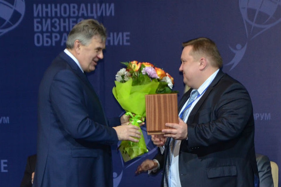 Заслуженные награды коллектива "ПолиЭР" принимает директор предприятия.