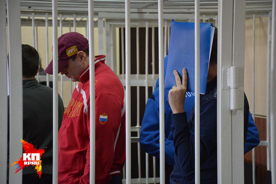 Сергей Абрамов прятал лицо от журналистов за синей папкой, в которой, видимо, лежал напечатанный текст его «последнего слова».