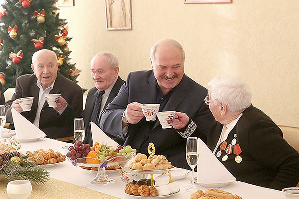 Президент выпил чай вместе с жителями дома-интерната. Фото: http://president.gov.by/