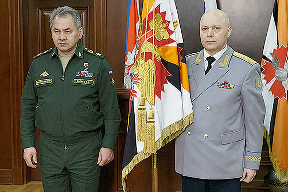 Министр обороны Российской Федерации генерал армии Сергей Шойгу вручил личный штандарт начальника Главного управления Генерального штаба Вооруженных Сил Российской Федерации генерал-лейтенанту Игорю Коробову.