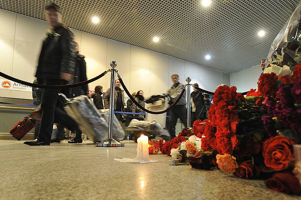 Январь 2011 года. Цветы и свечи на месте взрыва в аэропорту Домодедово, совершенного террористом-смертником в зале прилета.