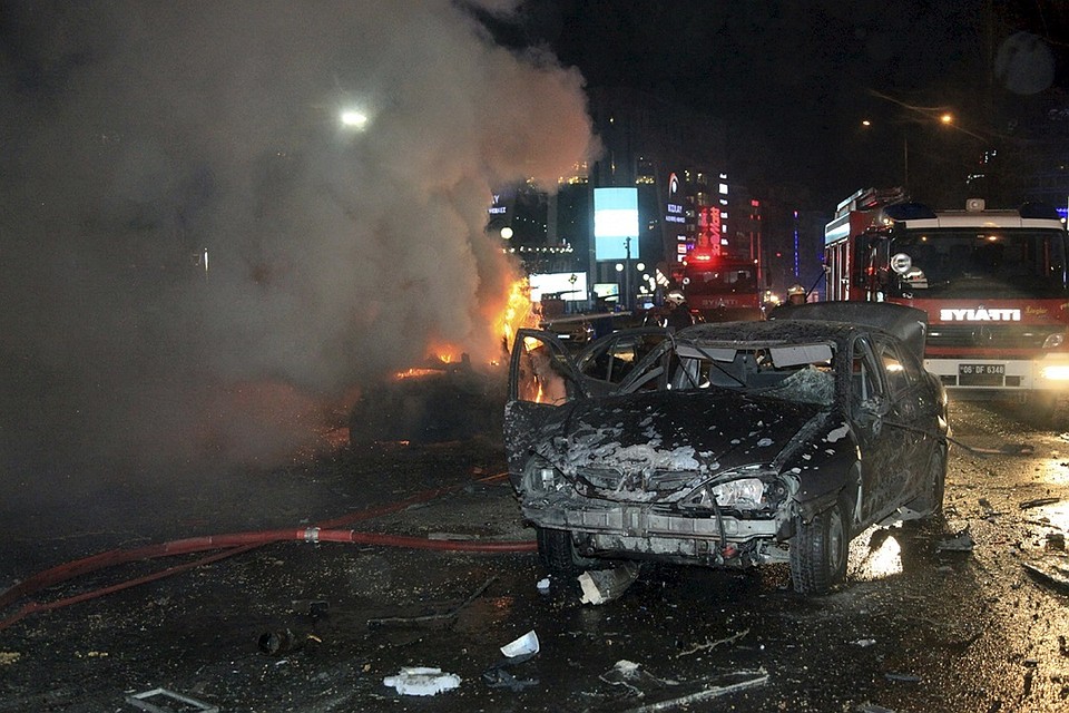 После взрыва в центре Анкары начался пожар