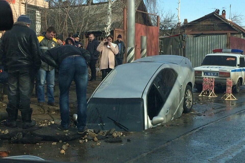 В Саратове машины проваливаются под асфальт из-за теплой зимы и коммунальных работ. Фото: группа "Местоположение ДПС - Саратов и Энгельс" ВКонтакте