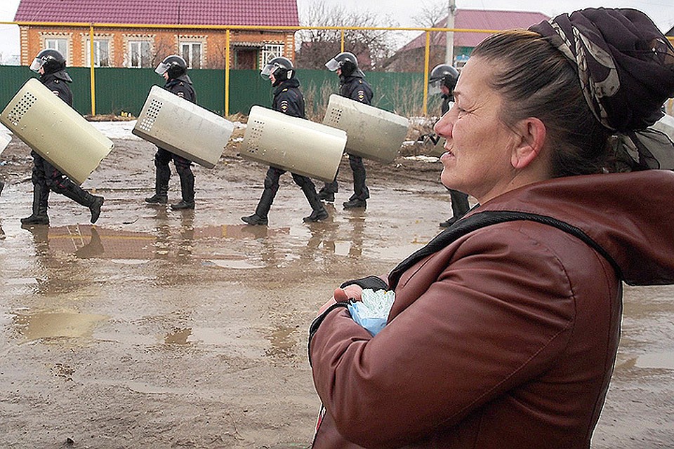 Ради наведения порядка в посёлке под Тулой пришлось привлечь сотни омоновцев.