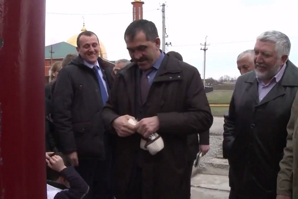 Глава Ингушетии считает, что мальчики не должны носить "девчачьи" шапки. Фото: стоп-кадр видео