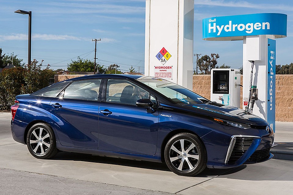 Первая серийная водородная машина Toyota Mirai продается в Японии с позапрошлого года и стоит примерно 60 000 долларов США (4,2 млн рублей на наши деньги).