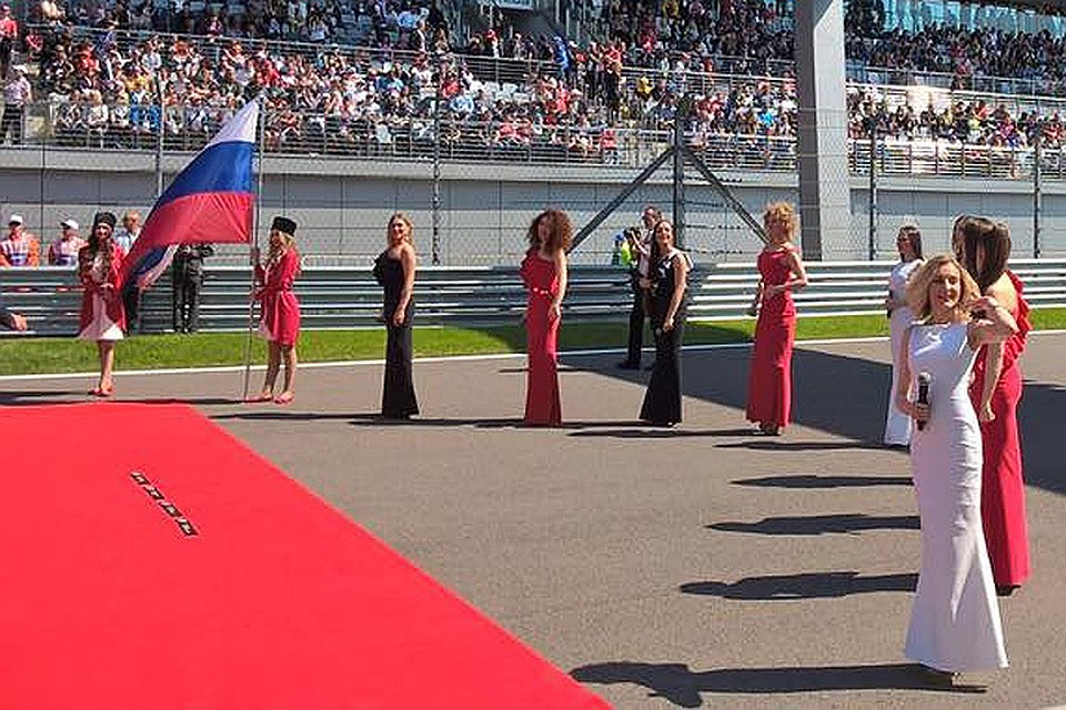 «SOPRANO Турецкого» за исполнением гимна России на автодроме в Сочи.