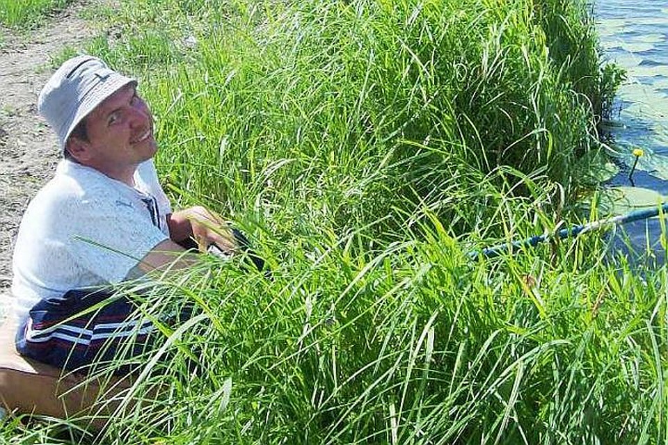 Любит Александр Кожемякин посидеть и у телика, и у речки - с удочкой.