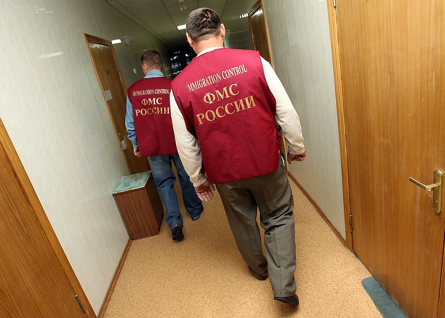 По закону, если прописываешь иностранца в своей квартире, этот самый иностранец должен обязательно в ней жить. Фото: ИТАР-ТАСС/ Михаил Фомичев
