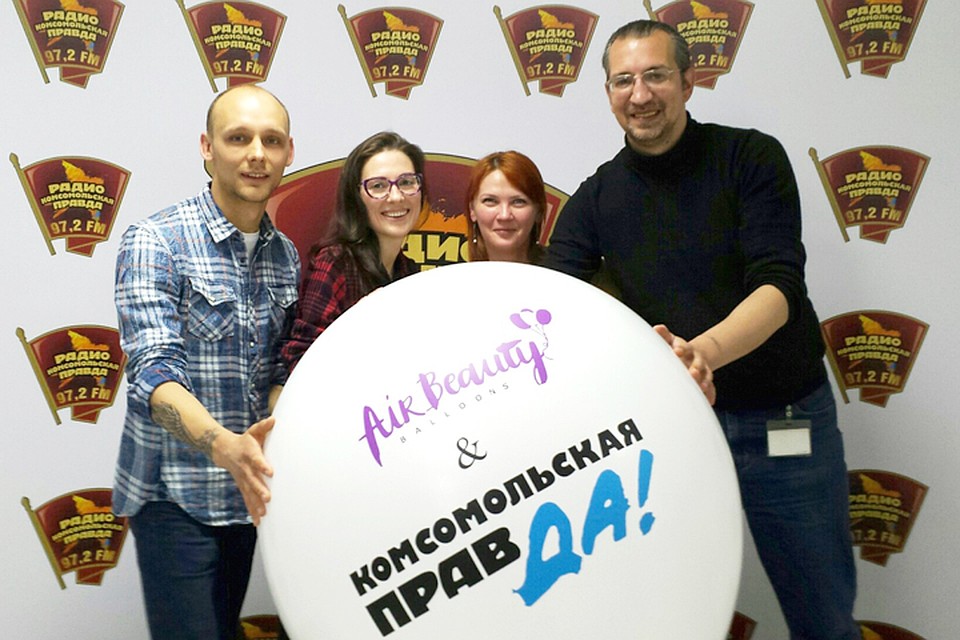 Создатели декораторской компании AirBeauty Balloons Анна и Сергей Булдаковы (на фото слева) в гостях у Михаила Антонова и Анны Кукарцевой в программе «Важные птицы» на Радио «Комсомольская правда»