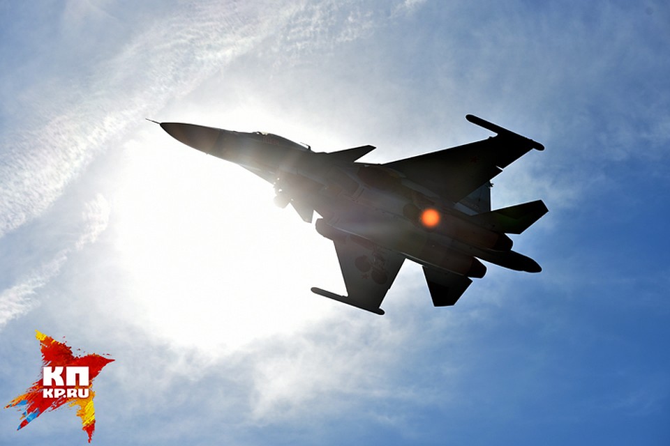 Над зрителями на авиашоу летали Су-34 – на днях с конвейера НАЗа сошел сотый такой самолет.