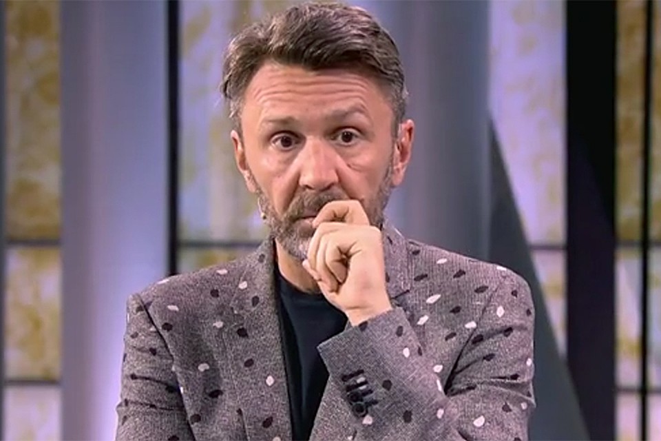 Сергей Шнуров, стильно-элегантный и аккуратно причесанный, теперь больше похож на повзрослевшего хипстера, чем на пьющего хулигана