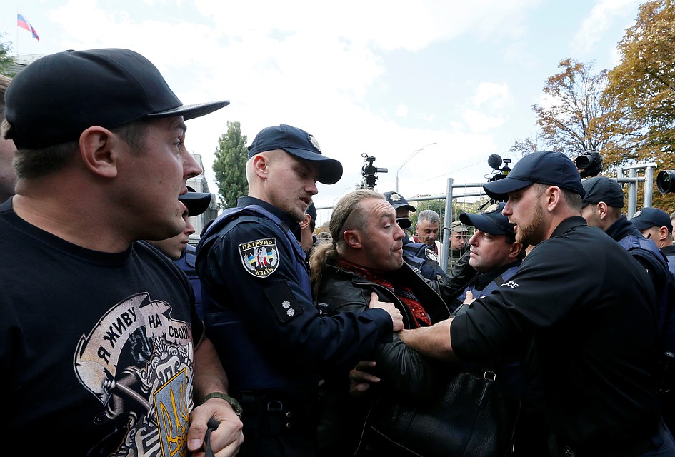 Националисты пытались испортить выборы. Фото: REUTERS