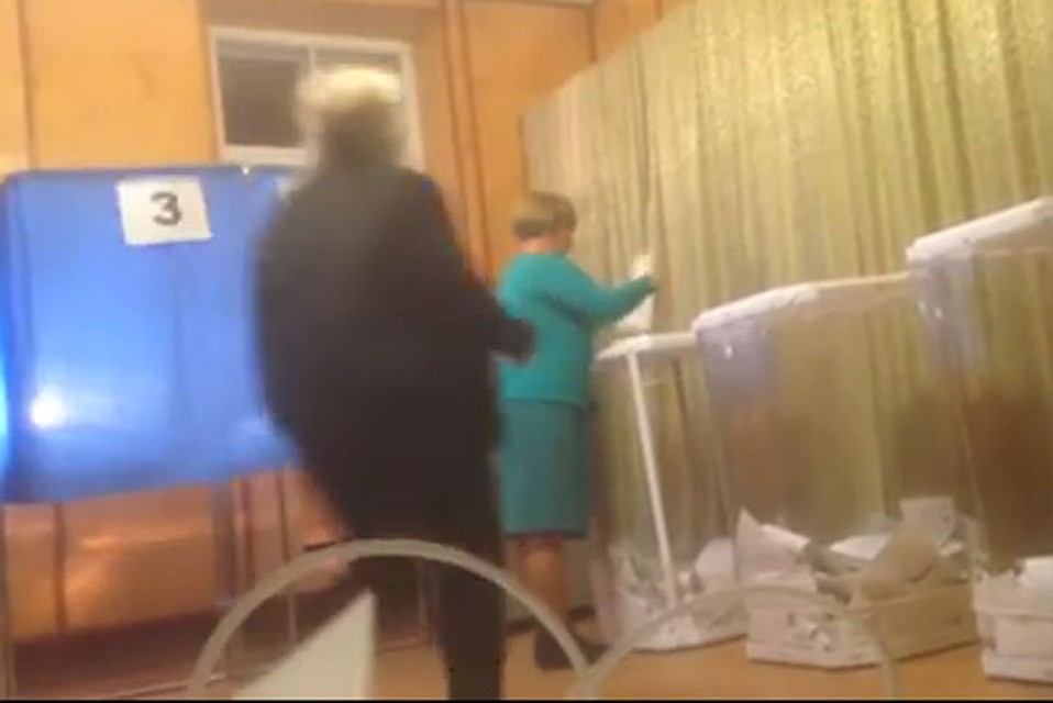 В Белгородской области наблюдатель заснял вброс бюллетеней. Фото скриншот видет